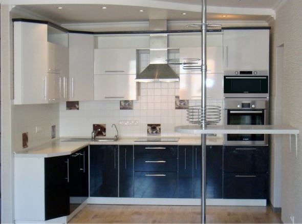 кухня - белый цоколь.jpg